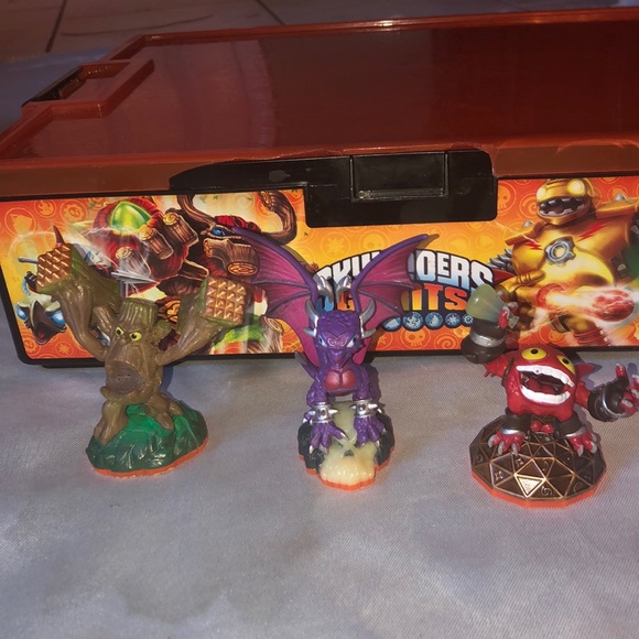Skylanders Giants figures w/ organizer box - Picture 6 of 8